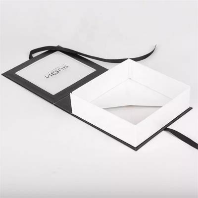 صندوق هدايا من الورق المقوى الأبيض الفاخر القابل للطي مع نافذة شفافة

